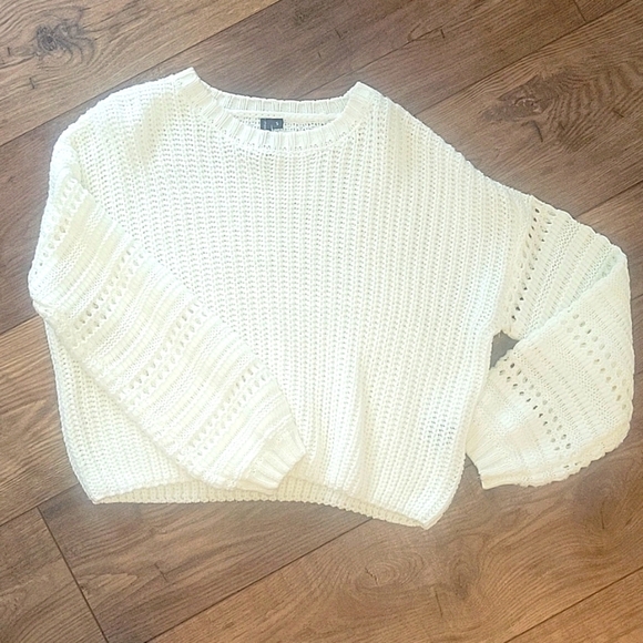 moon & madison Tops - Moon & Madison creme cropped oversized sweater, size small